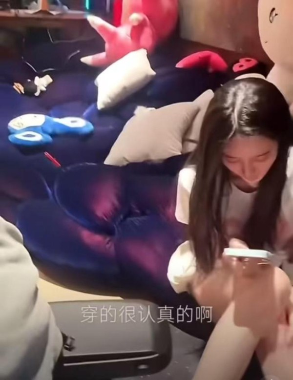 黄子韬直播时责备徐艺洋露腿 小情侣拌嘴引热议