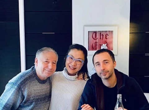 58岁杨紫琼晒全家福，与继子感情好，和老公恋爱16年感情如初