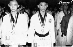 吴奇隆（右一）从小学习跆拳道，他也因此凭着后空翻而打败能歌善舞的对手进入娱乐圈