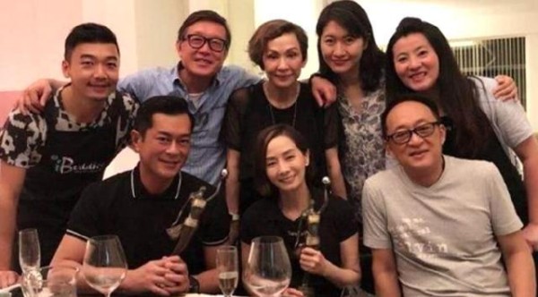 古天乐与长辈饭局曝光，大部分是当年大哥大，你们还认识那几个