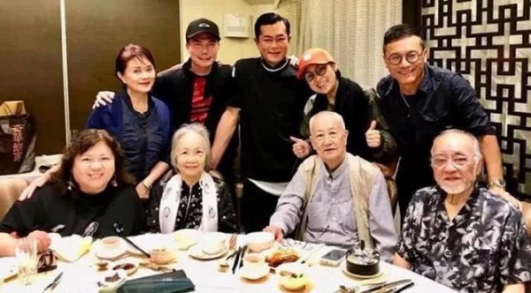 古天乐与长辈饭局曝光，大部分是当年大哥大，你们还认识那几个