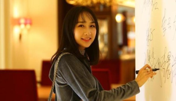 演员雷佳音的妻子，婚后淡出娱乐圈，现今一家三口很幸福惹人羡