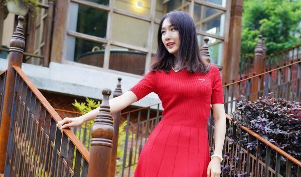 演员雷佳音的妻子，婚后淡出娱乐圈，现今一家三口很幸福惹人羡