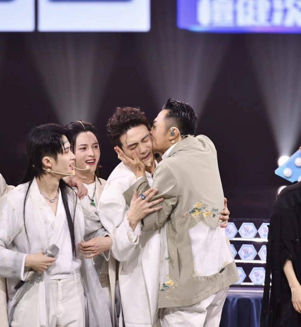 李泽锋好嫌弃印小天！这个动作过于亲密，围观<a style='color:#f10404;' href='https://www.mingxing.cc/ ' target='_blank'>明星</a>成为吃瓜群众