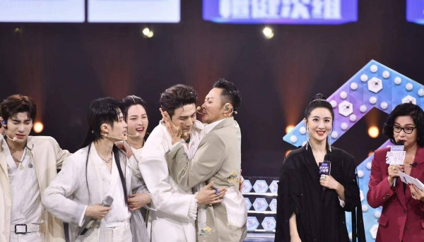 李泽锋好嫌弃印小天！这个动作过于亲密，围观<a style='color:#f10404;' href='https://www.mingxing.cc/ ' target='_blank'>明星</a>成为吃瓜群众