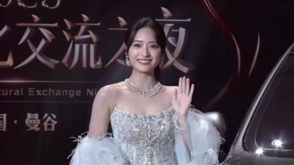 沈月羽毛长裙亮相泰兰德红毯,海外粉丝热情打call