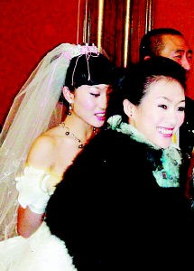 章子怡殷旭姑嫂关系好鞍山姑娘“俘虏”章子男