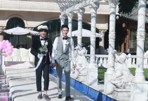 娱乐圈第一对结婚的同性恋，曾被推上风口浪尖，如今活成这个样子