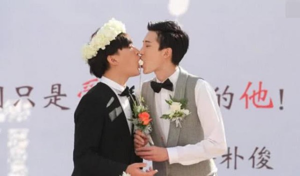 娱乐圈第一对结婚的同性恋，曾被推上风口浪尖，如今活成这个样子