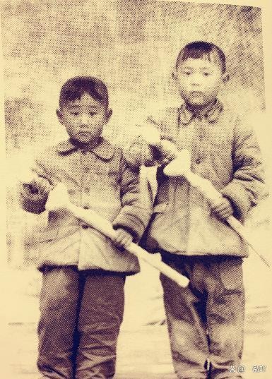 腾格尔跟姥姥长大，为了维护他，姥姥狂揍亲儿子，连老师都不怕