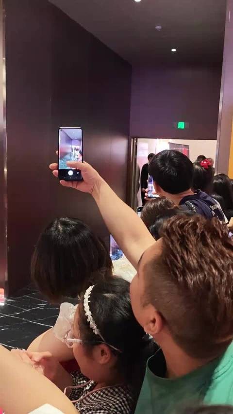 张家辉赎梦路演生图曝光,西装造型引热议