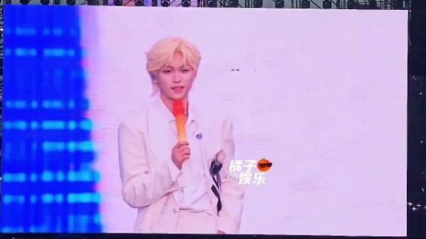 梓渝向粉丝介绍自己麦克风的由来 是为了纪念贵阳和大家一起看过的夕阳
