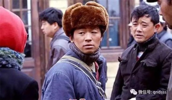 明星荣归故里，有人被乡亲唾骂，有人和乡亲打成一片！