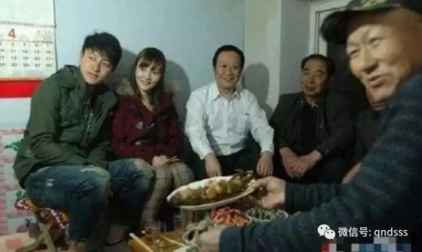 明星荣归故里，有人被乡亲唾骂，有人和乡亲打成一片！