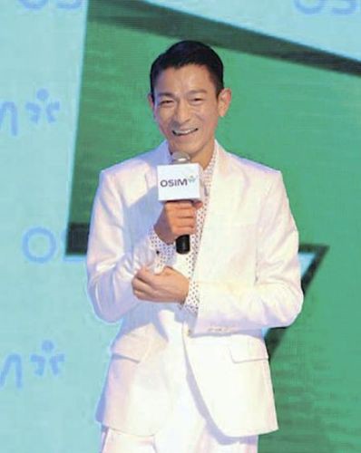 刘德华对背后妻子朱丽倩无言感激