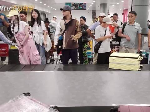 张雅琪行李箱转三圈未认出,张晚意一本正经搞笑