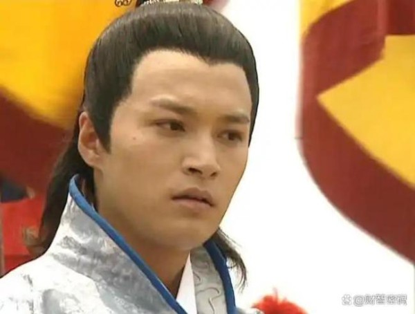 “李世民”扮演者郑国霖身着龙袍在景区内打工，称演员也是普通人，需要养家糊口 敬业态度获赞