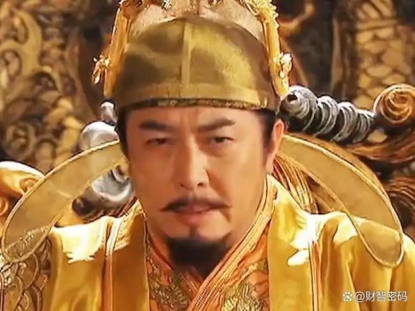 “李世民”扮演者郑国霖身着龙袍在景区内打工，称演员也是普通人，需要养家糊口 敬业态度获赞