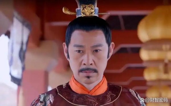“李世民”扮演者郑国霖身着龙袍在景区内打工，称演员也是普通人，需要养家糊口 敬业态度获赞