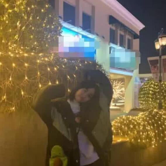 沈月的异性缘太好，微博发照片被费启鸣吐槽，两人关系真的不一般