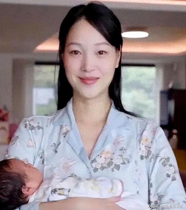 低调女星何杜娟喜得千金，直言终于可以演妈妈角色，幸福感爆棚
