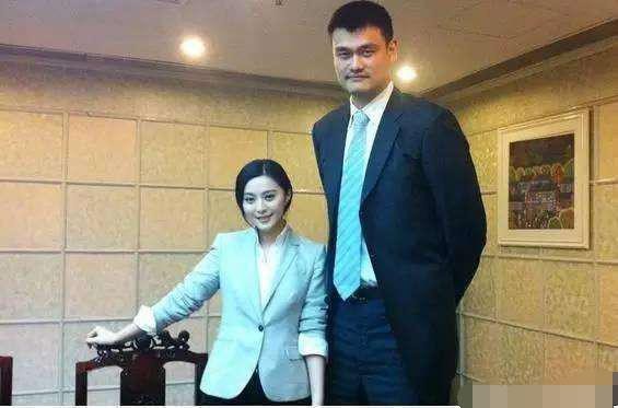 很多明星都和姚明合过影，不过最尴尬的还是韩红了