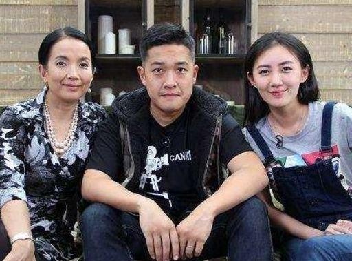 超低调的明星母子，不说真不知道他们是母子，不像母子像姐弟