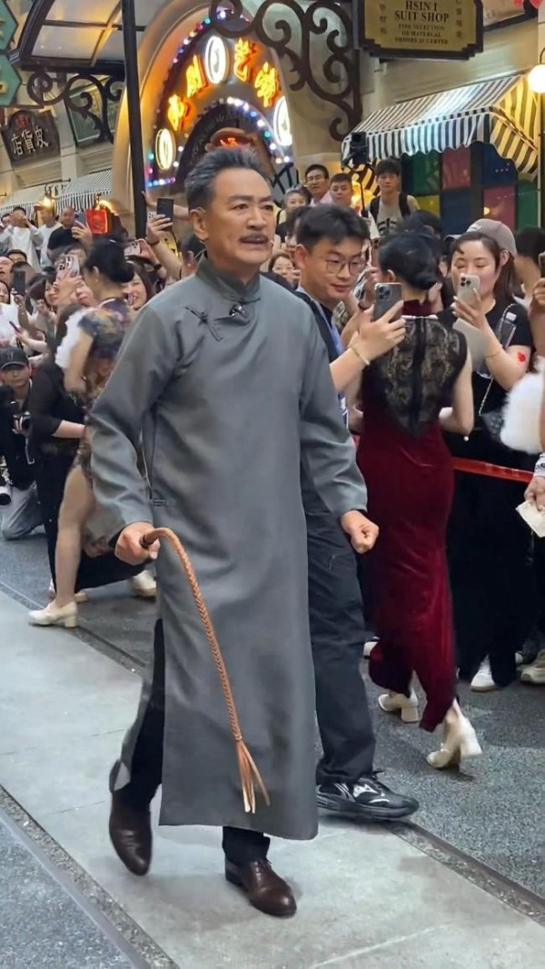 49岁知名男演员郑国霖在景区打工 体面还是无奈？