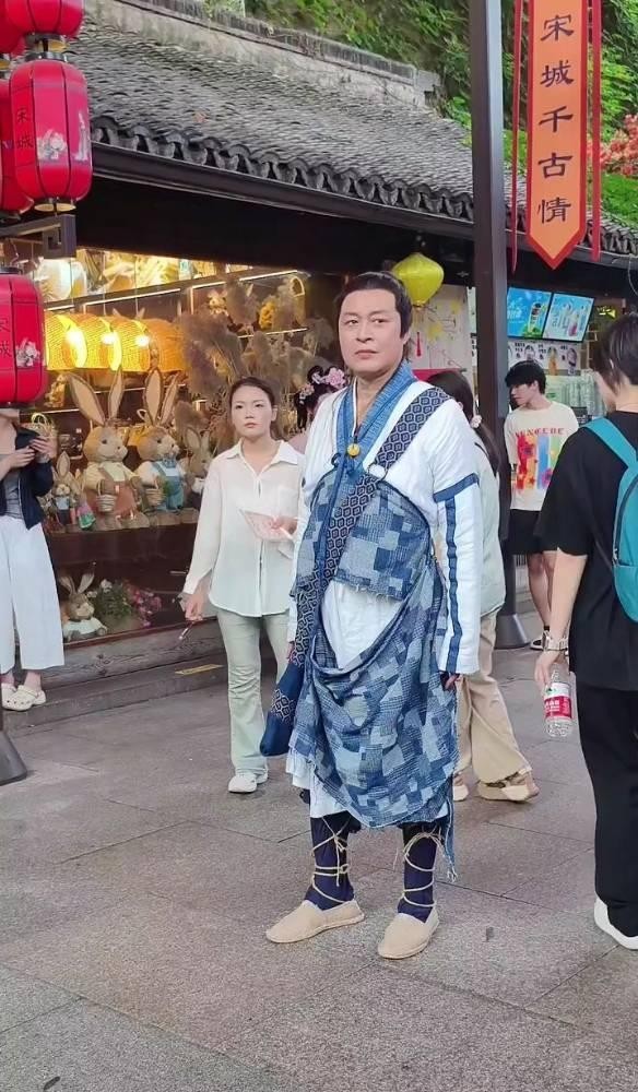 49岁知名男演员郑国霖在景区打工 体面还是无奈？