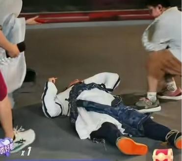 49岁知名男演员郑国霖在景区打工 体面还是无奈？