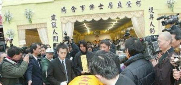 生前为朋友散尽家财，去世时家人没钱办丧礼，整个娱乐圈为他捐款