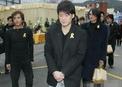 他死后家人没钱办葬礼，200位明星亲临悼念，捐款让其下葬