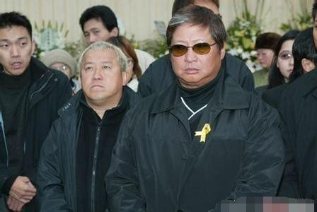 他死后家人没钱办葬礼，200位明星亲临悼念，捐款让其下葬