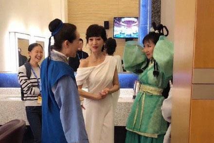 时隔20多年，新白娘子主演赵雅芝陈美琪叶童再相聚，谁更显老？