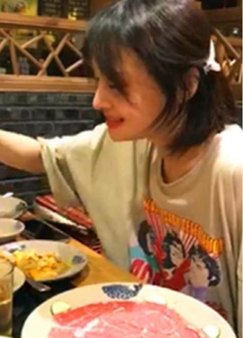 郑爽和替身关系也太好了，出席活动和聚餐都要带着她