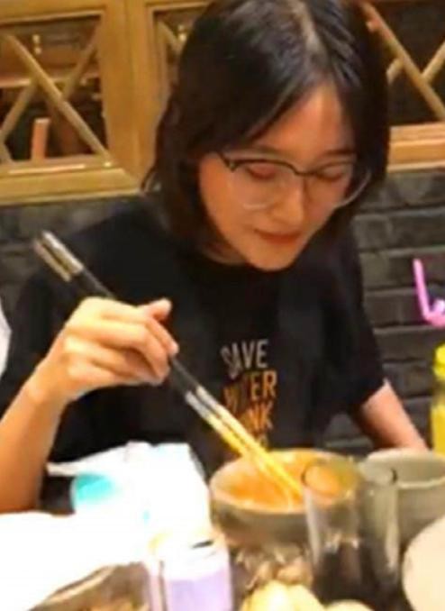 郑爽和替身关系也太好了，出席活动和聚餐都要带着她