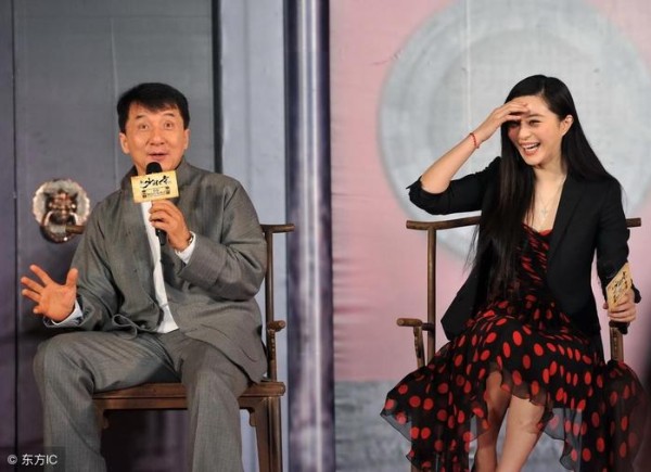 成龙被问到怎么看李晨fbb恋情，成龙坦言道：李晨是谁？