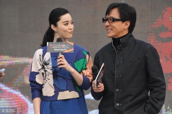 成龙被问到怎么看李晨fbb恋情，成龙坦言道：李晨是谁？