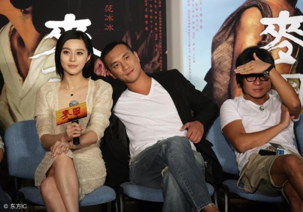 成龙被问到怎么看李晨fbb恋情，成龙坦言道：李晨是谁？