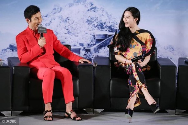 成龙被问到怎么看李晨fbb恋情，成龙坦言道：李晨是谁？