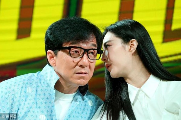 成龙被问到怎么看李晨fbb恋情，成龙坦言道：李晨是谁？