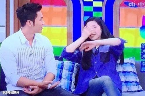 成龙被问到怎么看李晨fbb恋情，成龙坦言道：李晨是谁？