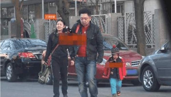 德云社“一号女主角”与于谦牵手逛街, 貌美不输明星被于谦老牛吃嫩草。
