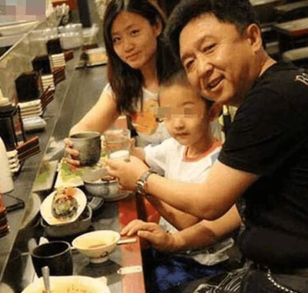 德云社“一号女主角”与于谦牵手逛街, 貌美不输明星被于谦老牛吃嫩草。