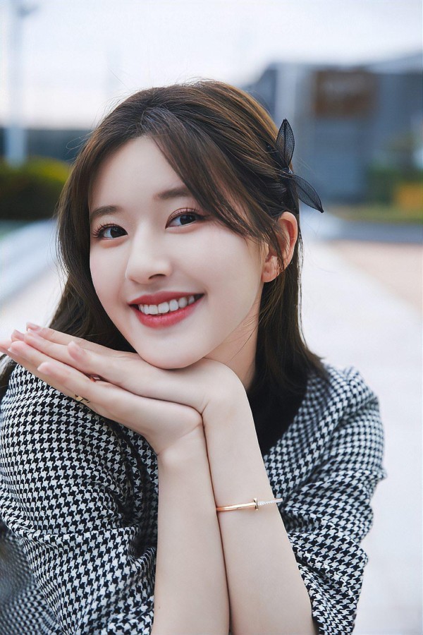 赵露思青春笑颜：街头的甜美女孩