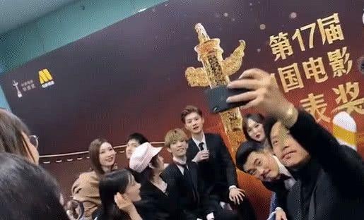 邓超深夜晒明星大合照，谁注意左下角的杨幂？网友：脸都“方”了