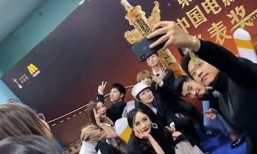 邓超深夜晒明星大合照，谁注意左下角的杨幂？网友：脸都“方”了