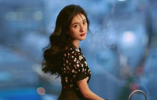 邓超深夜晒明星大合照，谁注意左下角的杨幂？网友：脸都“方”了