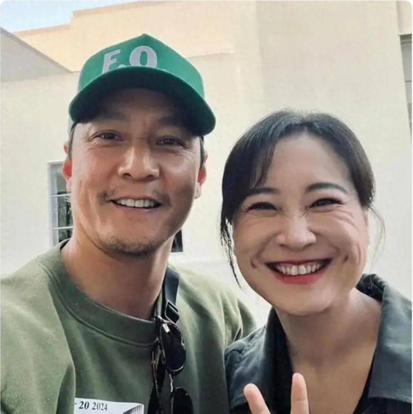 吴彦祖晒与贾玲的合影，简直太惊喜啦