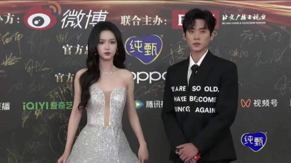 两人真的没谈吗?丞磊开口一句话,周也笑得一脸娇羞!丨微博之夜